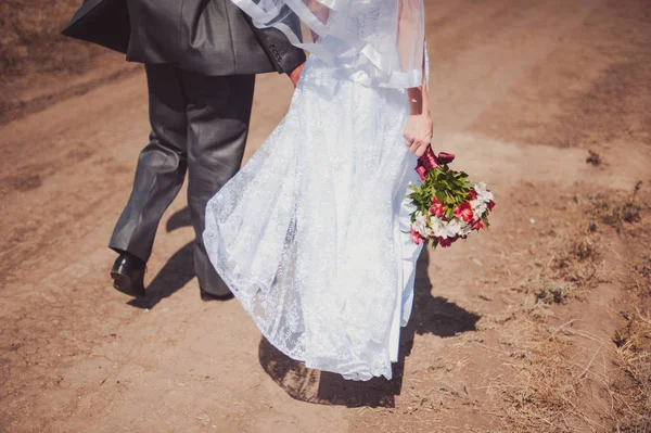 Damat ve gelinin ayak plaj