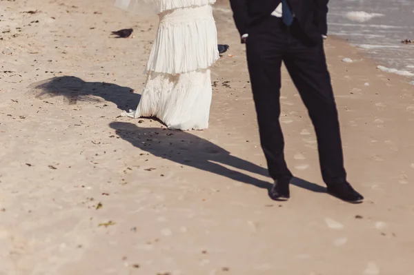 Pies de novio y novia en la playa —  Fotos de Stock