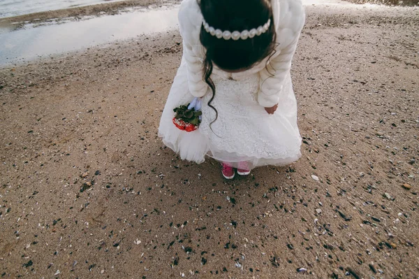 Piedi di sposo e sposa sulla spiaggia — Foto Stock