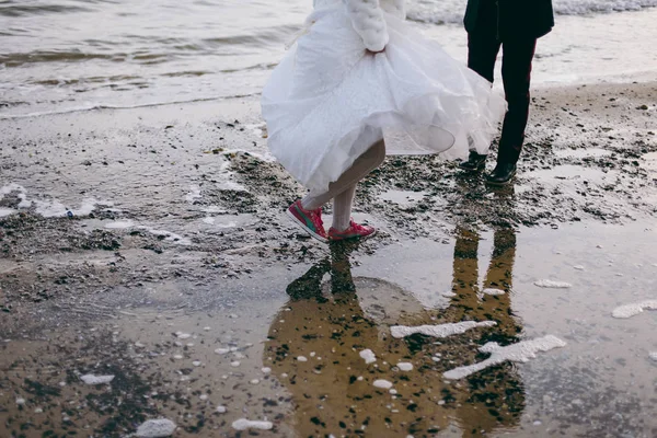 Pieds de marié et de marié sur la plage — Photo