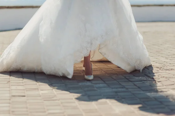 Fötter av brudgummen och bruden på promenad — Stockfoto