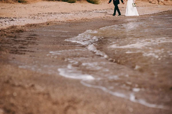 Damat ve gelinin ayak plaj