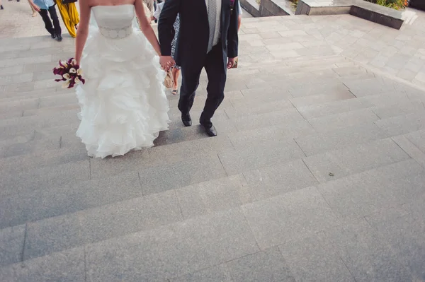 Pés do noivo e noiva na caminhada — Fotografia de Stock