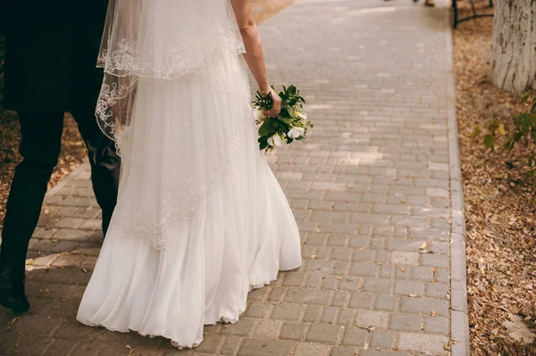 A vőlegény és a menyasszony séta a láb — Stock Fotó