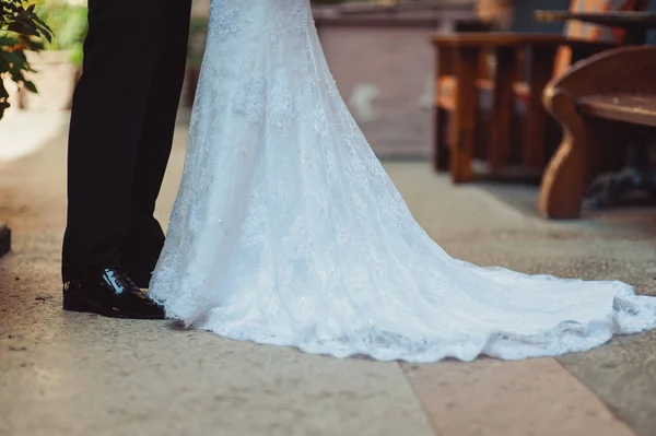 Ноги нареченого і нареченої на прогулянці — стокове фото