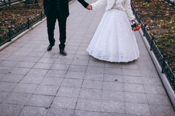 Feet of the groom and bride on the walk — Stock Photo, Image