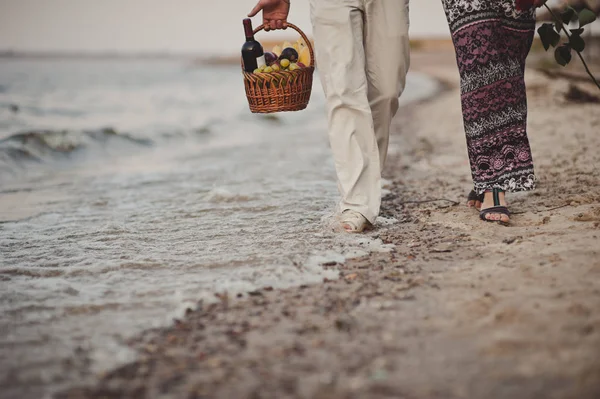 Ноги влюбленных на пляже — стоковое фото