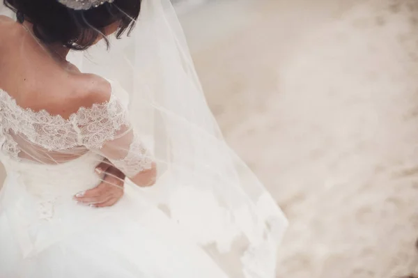 Casamento casal em um passeio noiva e noivo mar campo pôr do sol arquitetura grama areia — Fotografia de Stock