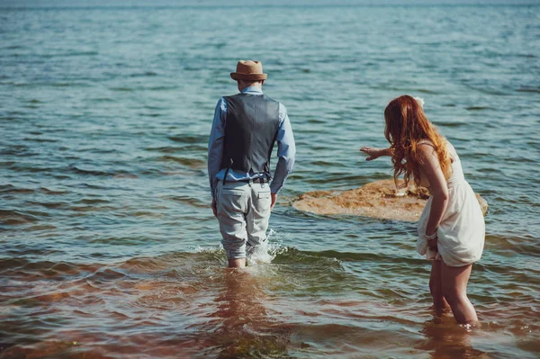 Svatební pár na procházka nevěsta a ženich moře pole slunce architektuře trávy písek — Stock fotografie