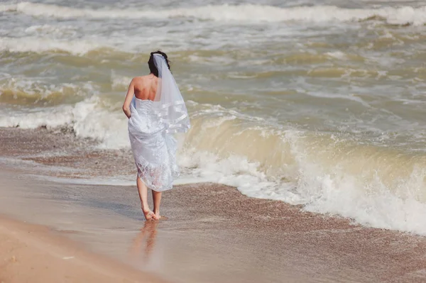 Boda pareja en un paseo novia y novio mar campo puesta del sol arquitectura hierba arena — Foto de Stock