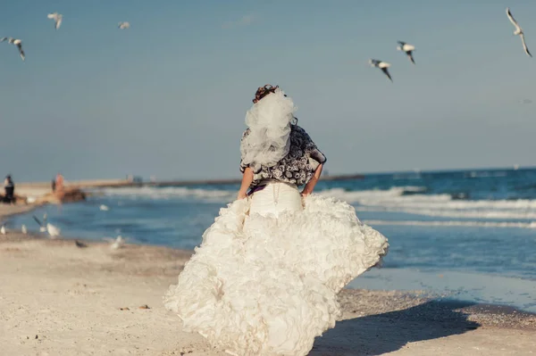 Casamento casal em um passeio noiva e noivo mar campo pôr do sol arquitetura grama areia — Fotografia de Stock