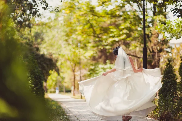 Matrimonio coppia su una passeggiata sposa e sposo campo di mare tramonto architettura erba sabbia — Foto Stock