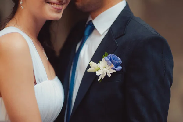 Kum bir yürüyüş gelin ve damat deniz alanı günbatımı mimari düğün çift çimen — Stok fotoğraf