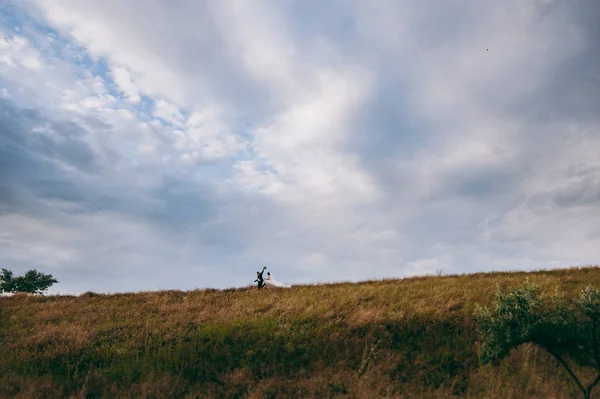 Kum bir yürüyüş gelin ve damat deniz alanı günbatımı mimari düğün çift çimen