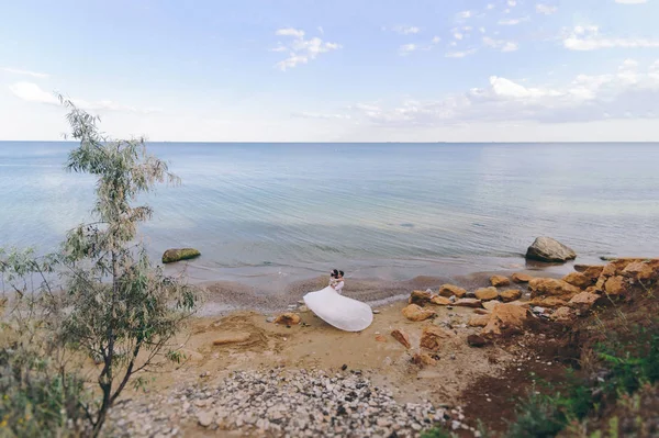 Ζευγάρι γάμο σε μια βόλτα νύφη και ο γαμπρός θάλασσα πεδίο ηλιοβασίλεμα αρχιτεκτονική χόρτο άμμο — Φωτογραφία Αρχείου