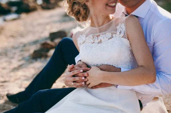 Casamento casal em um passeio noiva e noivo mar campo pôr do sol arquitetura grama areia — Fotografia de Stock