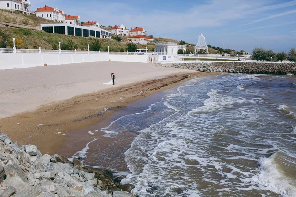 Kum bir yürüyüş gelin ve damat deniz alanı günbatımı mimari düğün çift çimen