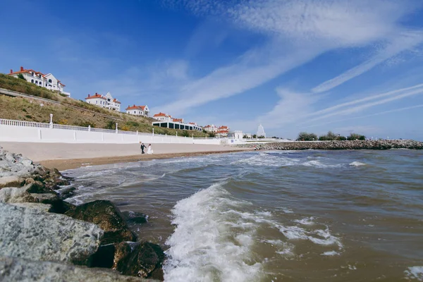 Kum bir yürüyüş gelin ve damat deniz alanı günbatımı mimari düğün çift çimen