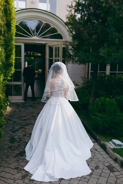 Matrimonio coppia su una passeggiata sposa e sposo campo di mare tramonto architettura erba sabbia — Foto Stock