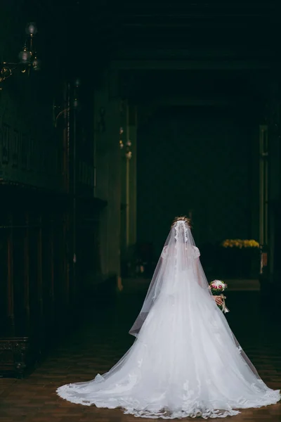 Matrimonio coppia su una passeggiata sposa e sposo campo di mare tramonto architettura erba sabbia — Foto Stock