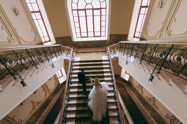 Kum bir yürüyüş gelin ve damat deniz alanı günbatımı mimari düğün çift çimen