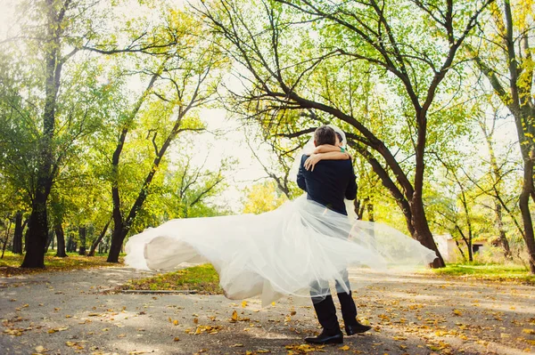 Casamento casal em um passeio noiva e noivo mar campo pôr do sol arquitetura grama areia — Fotografia de Stock