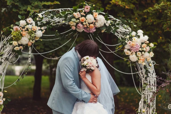 Kum bir yürüyüş gelin ve damat deniz alanı günbatımı mimari düğün çift çimen