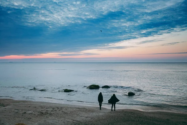 People on the beach near the sea meet the dawn — Stock Photo, Image