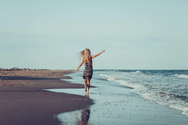 La Mujer Feliz corriendo por la playa — Foto de Stock