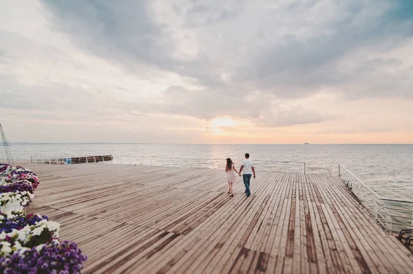 Šťastný romantické středního věku pár těší nádherný západ slunce chodit na pláži. Cestování dovolená důchod životní styl koncept — Stock fotografie