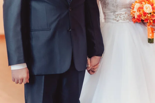 Κρατώντας τα χέρια. Προβολή closeup των παντρεμένο ζευγάρι κρατώντας τα χέρια — Φωτογραφία Αρχείου