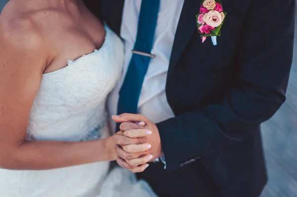 Berpegangan tangan. Menutup pandangan pasangan yang sudah menikah berpegangan tangan — Stok Foto