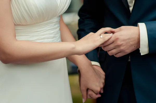Κρατώντας τα χέρια. Προβολή closeup των παντρεμένο ζευγάρι κρατώντας τα χέρια — Φωτογραφία Αρχείου