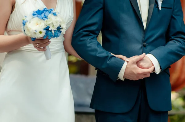 잡고 손입니다. 손을 잡고 결혼된 한 한 쌍의 근접 촬영 보기 — 스톡 사진