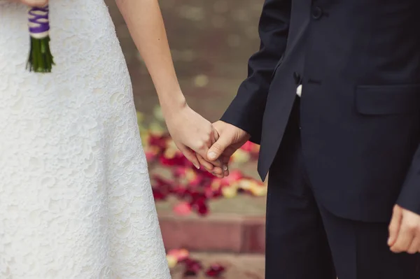 잡고 손입니다. 손을 잡고 결혼된 한 한 쌍의 근접 촬영 보기 — 스톡 사진