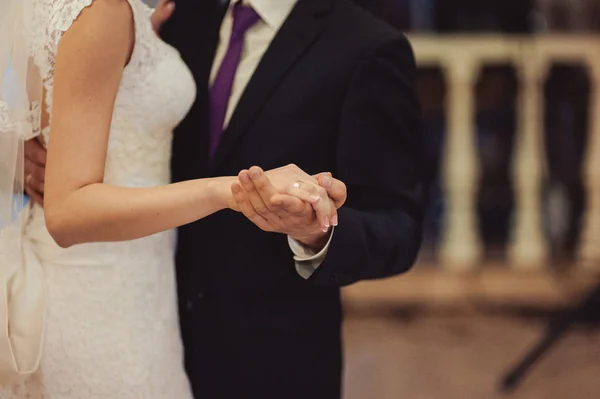手を触れる。手を繋いでいる結婚されていたカップルのクローズ アップ ビュー — ストック写真