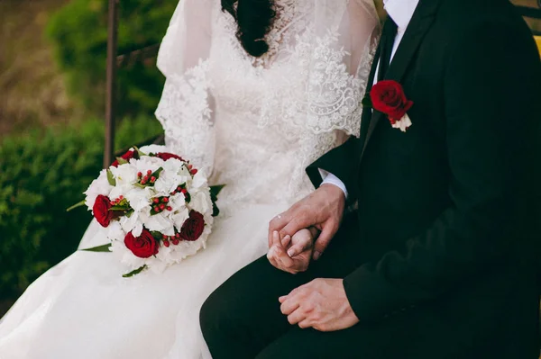 Tomados de la mano. Vista de cerca de una pareja casada cogida de la mano — Foto de Stock