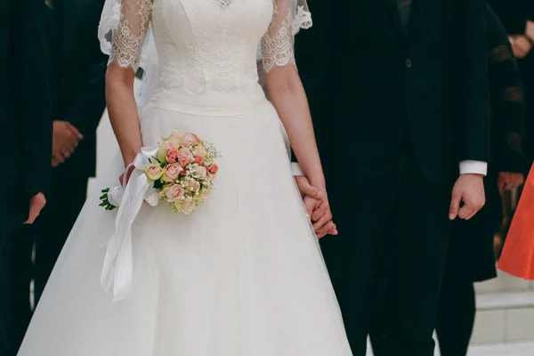 Håller händerna. Närbild bild av gift par hålla händerna — Stockfoto