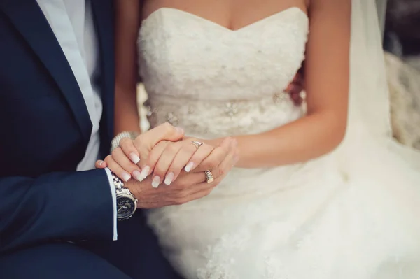Holde i hånd. Closeup visning af ægtepar holder hænder - Stock-foto