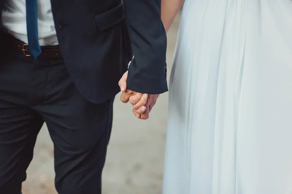 Тримаю руки. Крупним планом вид подружньої пари тримає руки — стокове фото