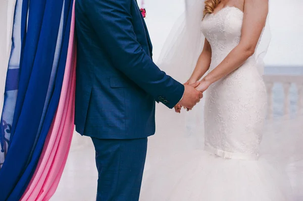 Tomados de la mano. Vista de cerca de una pareja casada cogida de la mano —  Fotos de Stock