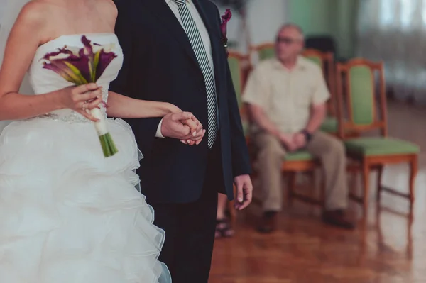 Händchenhaltend. Nahaufnahme von Eheleuten beim Händchenhalten — Stockfoto