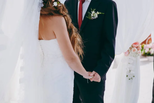 Tomados de la mano. Vista de cerca de una pareja casada cogida de la mano —  Fotos de Stock