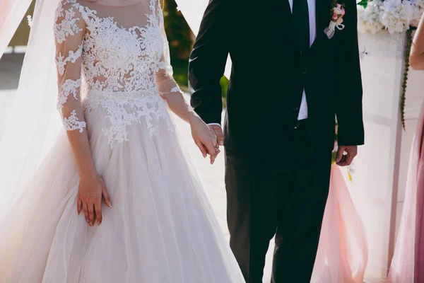 Tomados de la mano. Vista de cerca de una pareja casada cogida de la mano — Foto de Stock