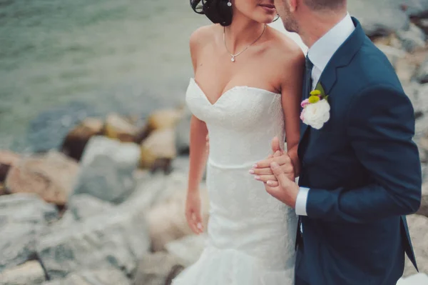 Tomados de la mano. Vista de cerca de una pareja casada cogida de la mano —  Fotos de Stock