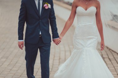 Tutan eller. Evli çift el ele tutuşarak closeup görünümü