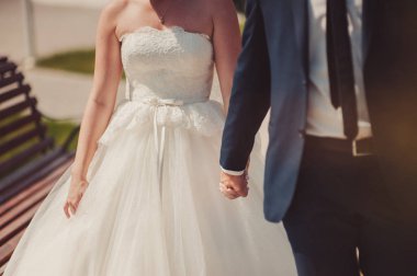 Tutan eller. Evli çift el ele tutuşarak closeup görünümü