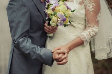 Tutan eller. Evli çift el ele tutuşarak closeup görünümü