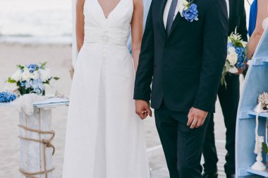 Tutan eller. Evli çift el ele tutuşarak closeup görünümü