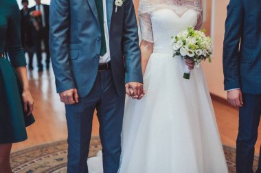 Tutan eller. Evli çift el ele tutuşarak closeup görünümü